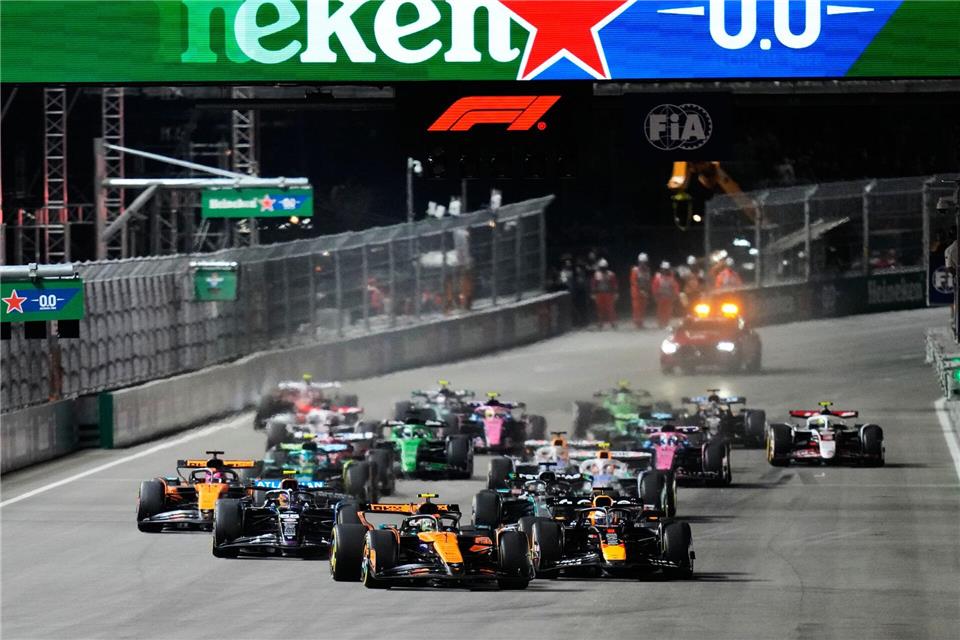 Bei seinem Manöver gegen Max Verstappen (vorne rechts) verzockt sich Lando Norris (vorne rechts)John Locher/AP/dpa