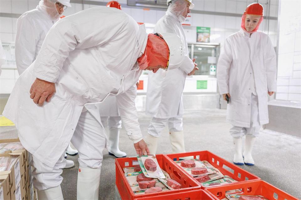 Bei seinem Rundgang nahm der Agrarminister auch abgepackte Filetsteaks unter die Lupe.Friso Gentsch/dpa