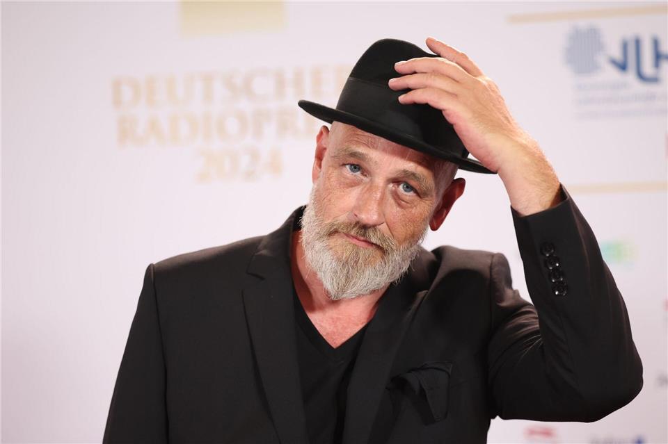 Bei seinen Autritten ist die schwarze Mütze sein Markenzeichen, privat trägt er häufig Hut: Torsten Sträter - Hutträger des Jahres 2024. (Archivfoto)Christian Charisius/dpa