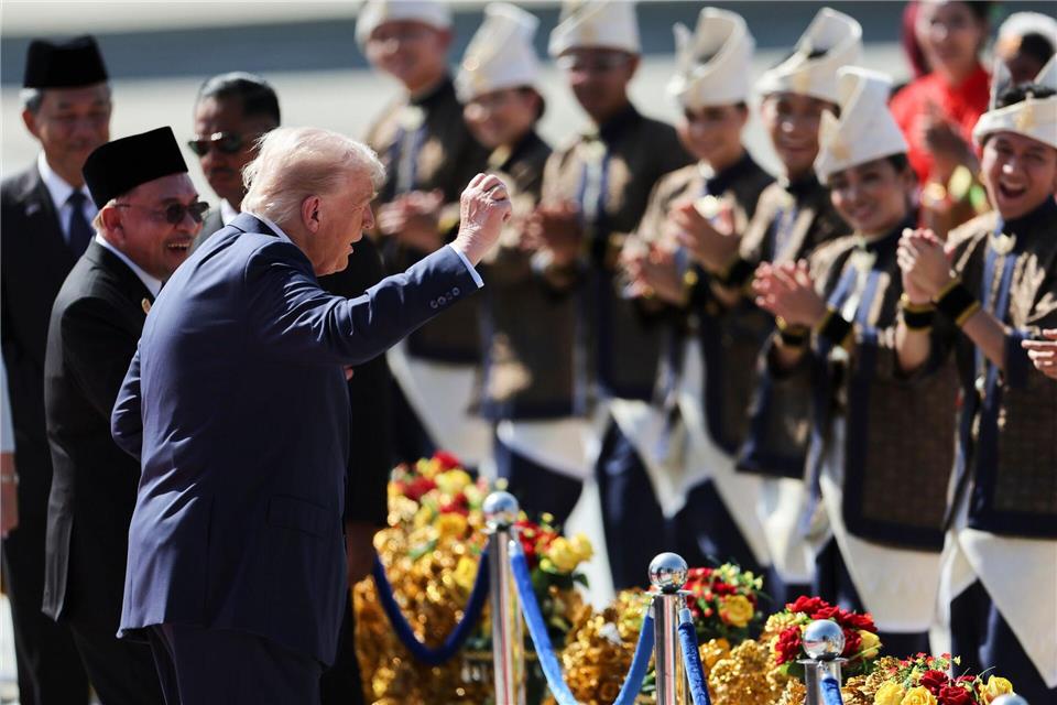Bilder des Tages Bei seiner Ankunft in Malaysia tanzt US-Präsident Donald Trump-Hasnoor Hussain/Pool Reuters/AP/dpa