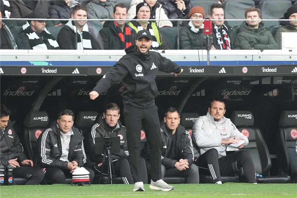 Bei seiner Bundesliga-Premiere engagiert unterwegs: Frankfurts Interimstrainer Dennis Schmitt.Marc Schüler/dpa