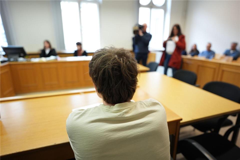 Bei seiner Erklärung brach der 21-jährige Angeklagte in Tränen aus. Marcus Brandt/dpa