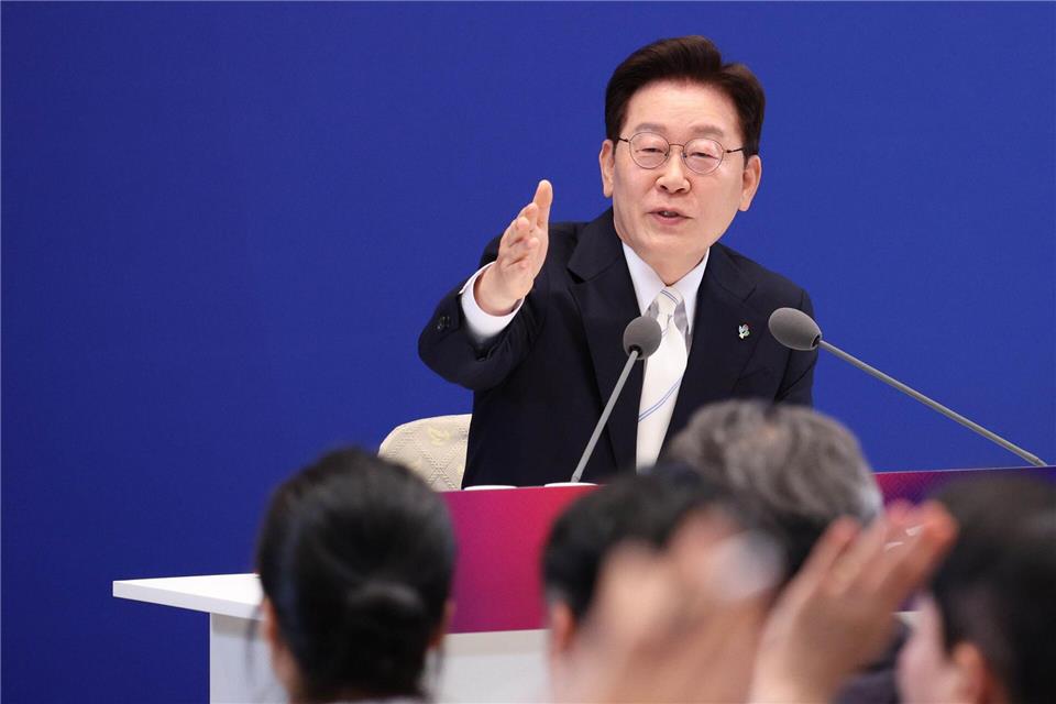 Bei seiner Pressekonferenz zum 1. Jahrestag seiner Amtseinführung äußerte sich Südkoreas Präsident Lee Jae Myung zum Skandal rund um die kürzlich abgehaltenen Regionalwahlen im Land.-/YNA/dpa