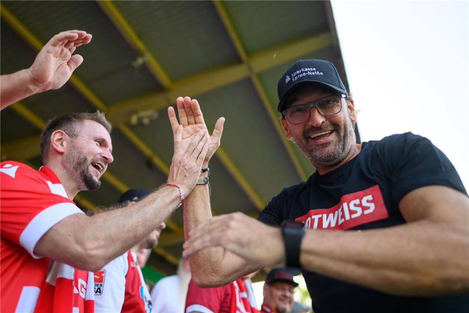 Bei seiner Rückkehr nach Osnabrück feiert Claus-Dieter Wollitz mit Cottbus einen Sieg.Robert Michael/dpa