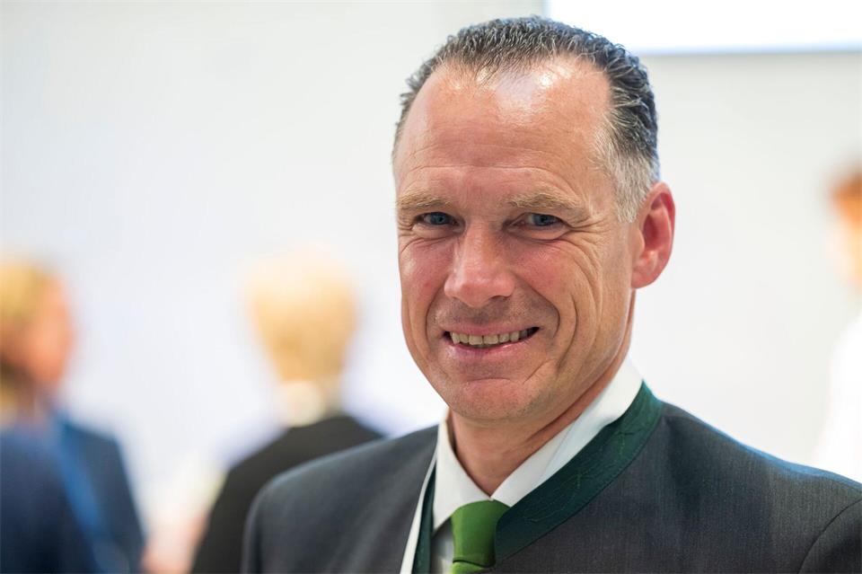 Bei seiner ersten Konjunktur-PK kann der neue BIHK-Präsident Peter Inselkammer einen leichten Aufwärtstrend vermelden. (Archivbild)Peter Kneffel/dpa