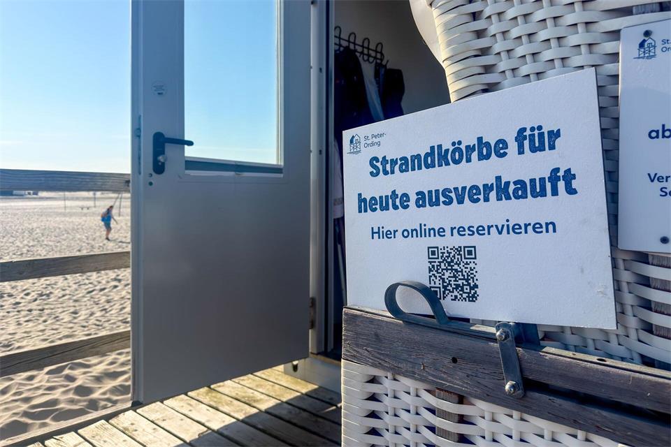 Bei so einem Sommer kann es schon mal vorkommen, dass alle Strandkörbe belegt sind.Bodo Marks/dpa