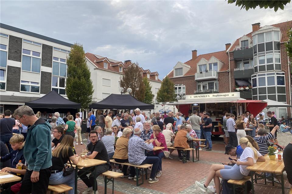 Bei spätsommerlichem Wetter war der Rathausplatz in Heiden beim "HeiDinner" im vergangenen Jahr gut gefüllt.