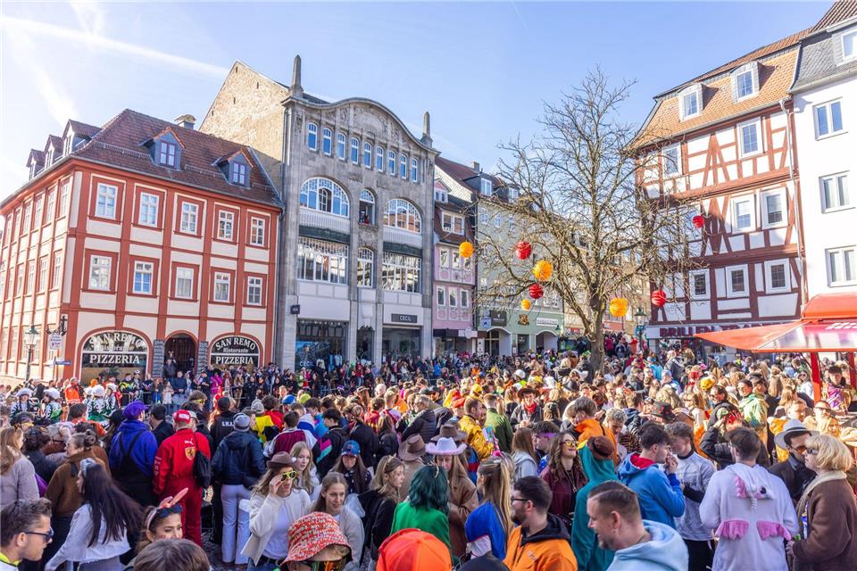 Bei strahlendem Sonnenschein besuchten Zehntausende den Fuldaer Rosenmontagszug.Christian Lademann/dpa