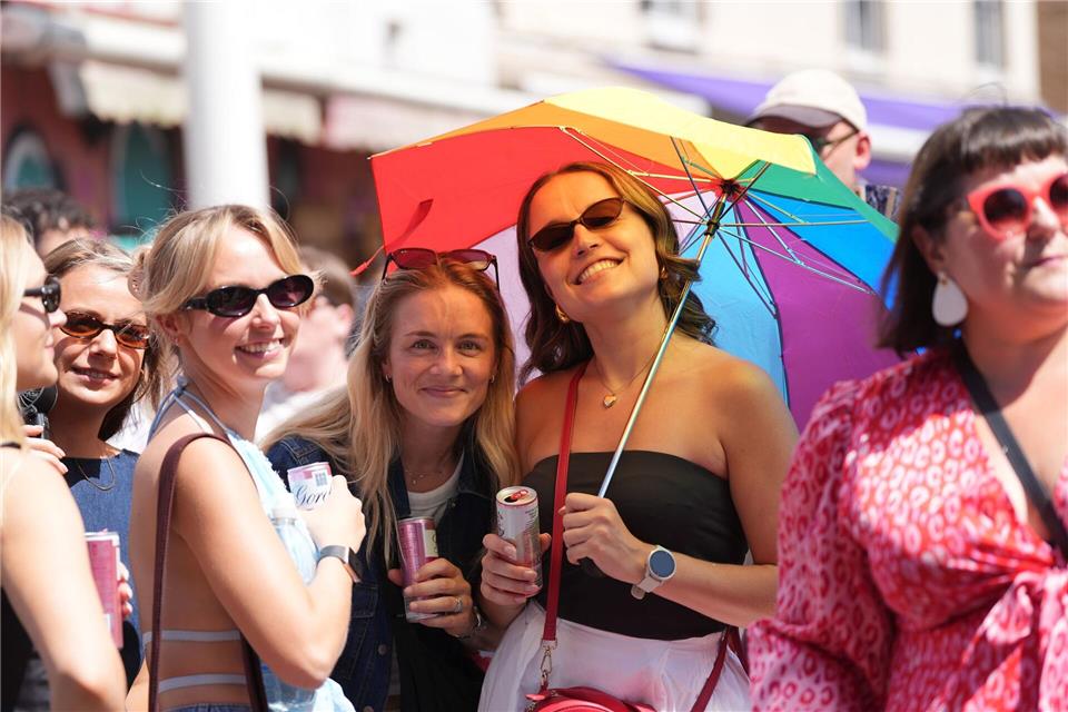Bei strahlendem Sonnenschein feiert Brighton die Pride Parade.Yui Mok/PA Wire/dpa