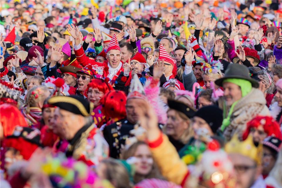 Bei strahlendem Sonnenschein ist in Köln der Beginn der Karnevalszeit gefeiert worden.Rolf Vennenbernd/dpa