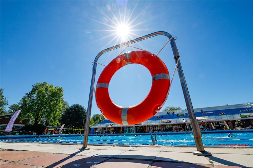 Bei strahlendem Sonnenschein startete im Grugabad in Essen die diesjährige Freibadsaison.Thomas Banneyer/dpa