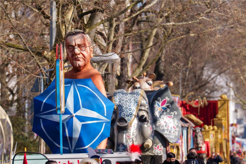 Bei strahlendem Sonnenschein zieht der Rosenmontagszug durch Mainz. Andreas Arnold/dpa