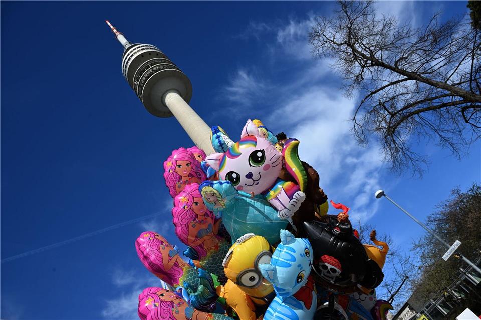 Bei strahlendem Wetter wurde im Olympiapark Ostern gefeiert.  Felix Hörhager/dpa