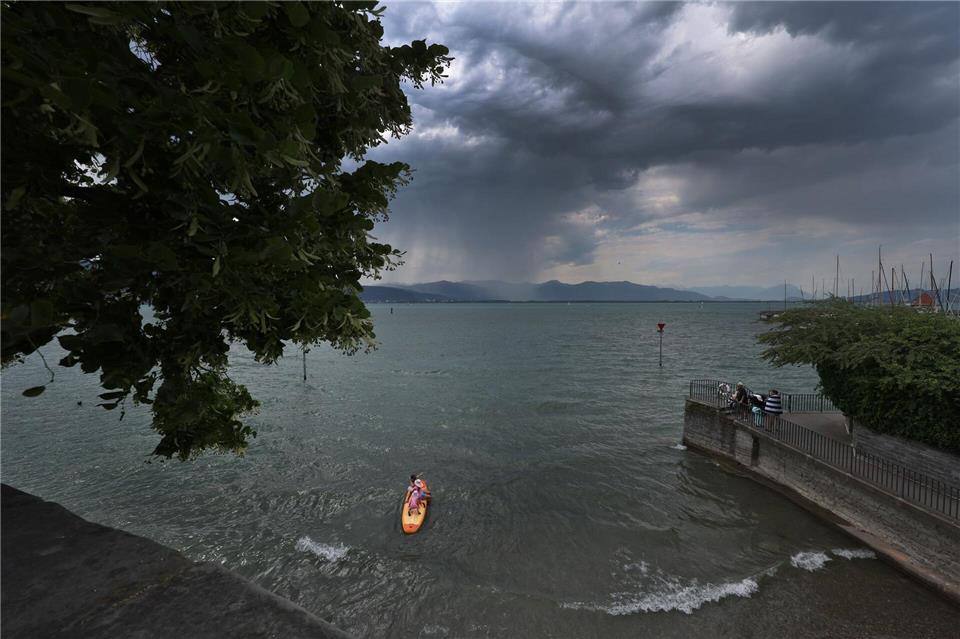 Bei stürmischem Wetter waren die ersten Menschen bereits von dem Floß ins Wasser gefallen. (Symbolbild)Karl-Josef Hildenbrand/dpa