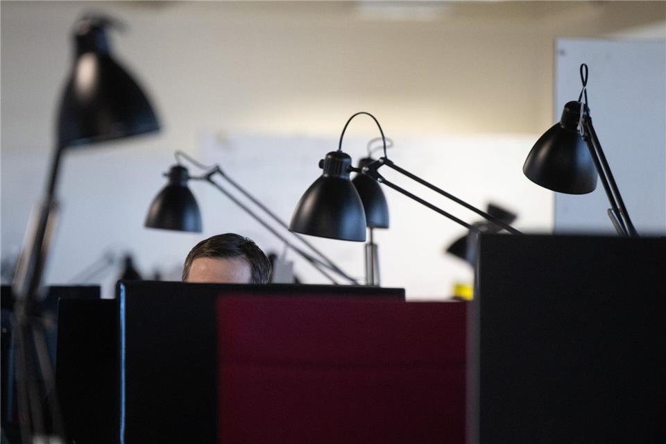 Bei überwiegend sitzender Tätigkeit sollte die Raumtemperatur bei 20 Grad Celsius liegen.picture alliance/dpa