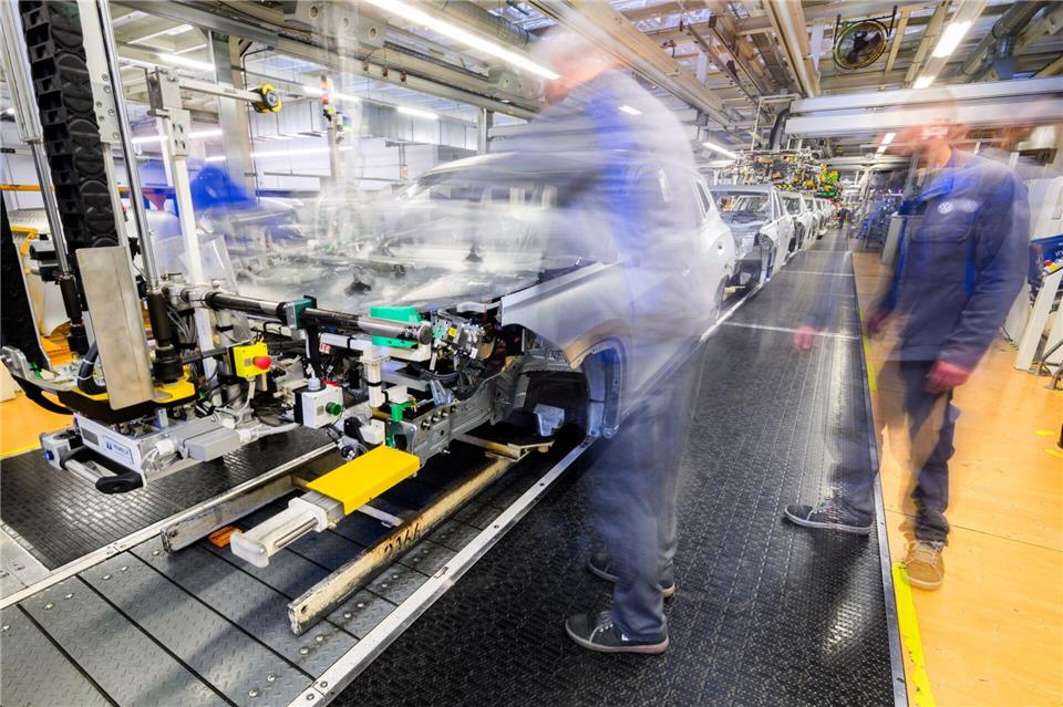 Bei unentschuldigtem Fehlen droht auch bei VW die Kündigung. (Archivbild)Julian Stratenschulte/dpa