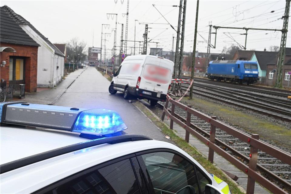 Bei vereisten Straßen wurde für viele Autofahrer in Niedersachsen das Lenken zur Glücksache.Lars Penning/dpa