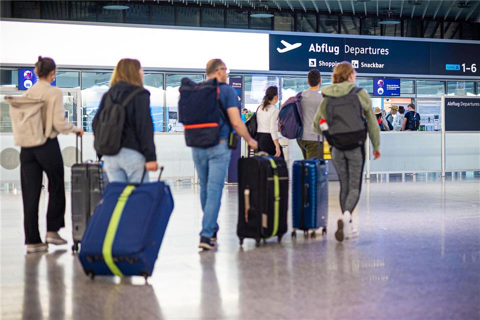 Bei verspäteten oder gestrichenen Flügen fordern viele Passagiere Entschädigung von Airlines – immer wieder beschäftigen solche Fälle die Gerichte. (Symbolbild)Moritz Frankenberg/dpa