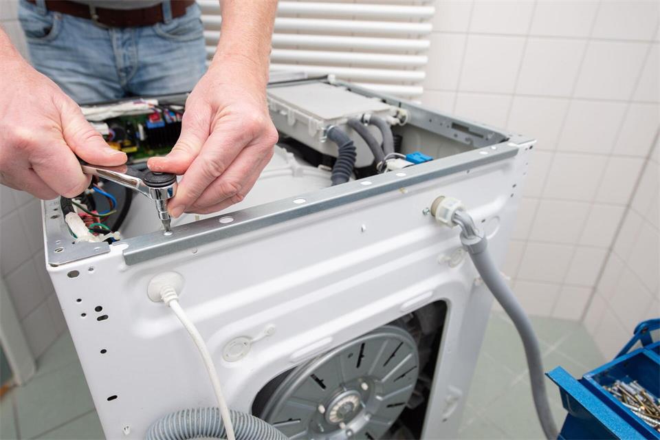 Bei vielen Haushaltsgeräten lohnt sich eine Reparatur und ein längerer Einsatz schont Ressourcen.picture alliance / dpa Themendienst