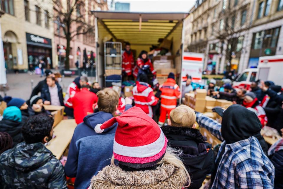 Bei vielen karitative Organisationen kann man Sachspenden abgeben, aber auch beim Sammeln und Verteilen helfen.picture alliance/dpa