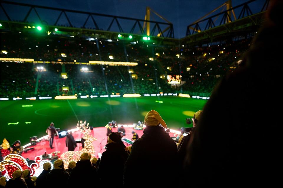 Bei weihnachtlicher Atmosphäre sangen Zehntausende im Stadion.Fabian Strauch/dpa