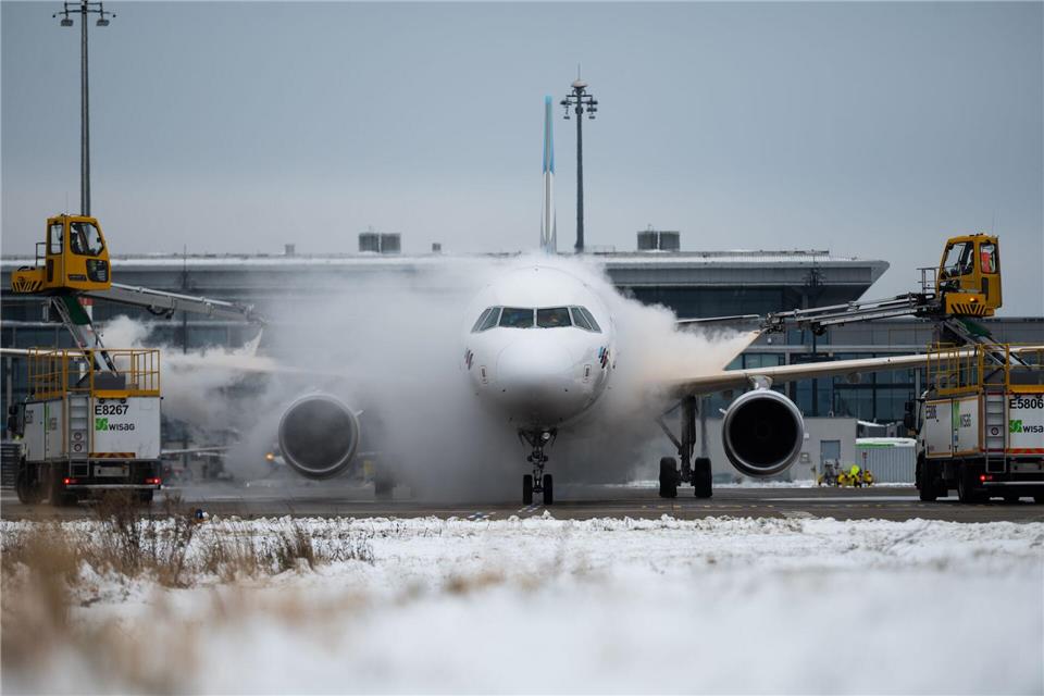 Bei winterlichen Temperaturen müssen die Flugzeuge am BER enteist werden.Christophe Gateau/dpa