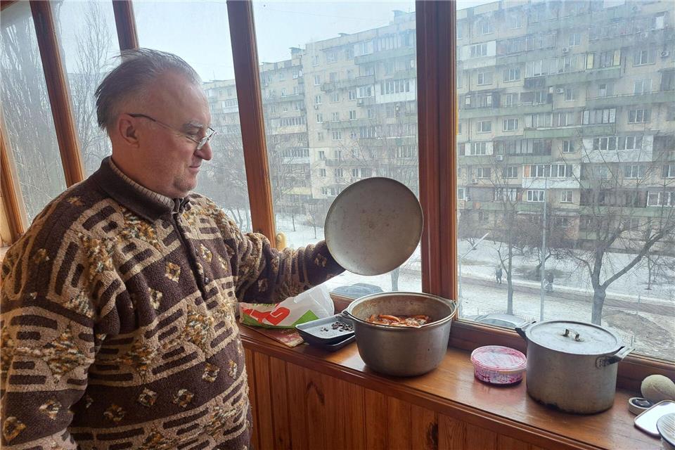 Bei winterlichen Temperaturen werden die in ukrainischen Städten üblichen verglasten Balkons zu Kühlschränken. (Archivbild)Andreas Stein/dpa