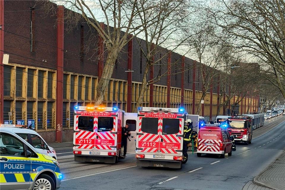 Bei zwei Unfällen von Linienbussen innerhalb von Minuten und nur wenige Meter entfernt sind mehrere Menschen verletzt worden. Zahlreiche Kräfte von Feuerwehr und Polizei waren im Einsatz. -/Feuerwehr Bochum/dpa