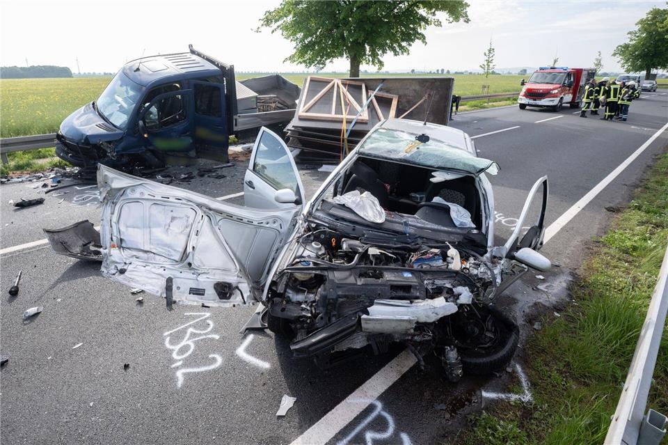 Beide Autos waren mit je drei Menschen besetzt.Julian Stratenschulte/dpa