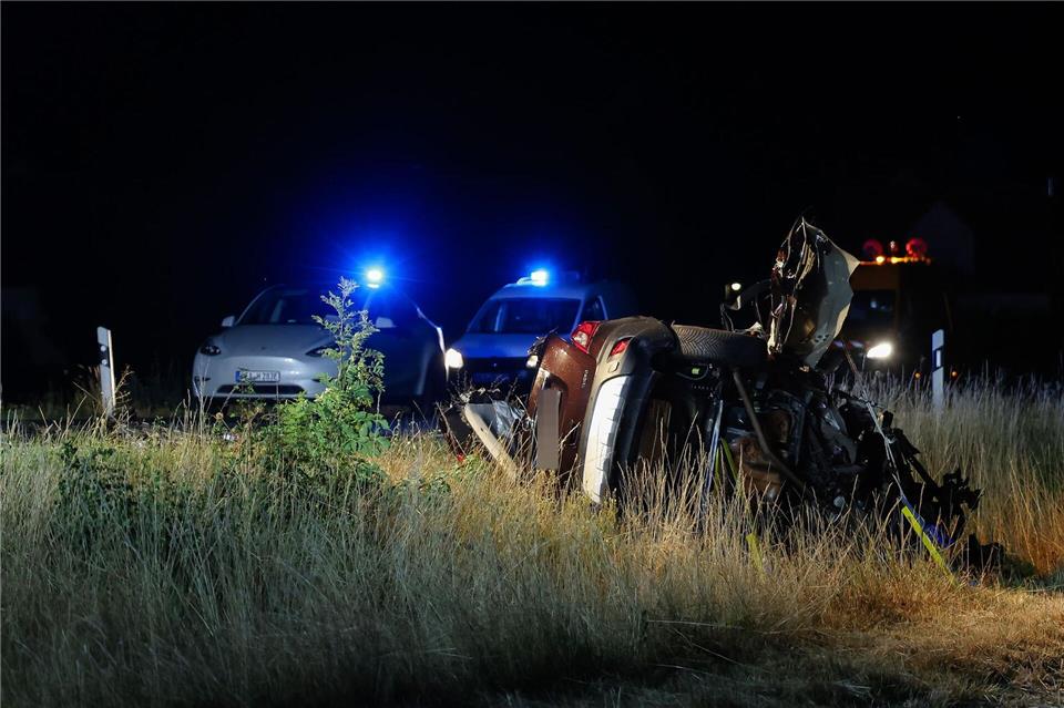Beide Autos wurden bei dem Unfall in Mittelfranken von der Straße geschleudert. Daniel Löb/dpa