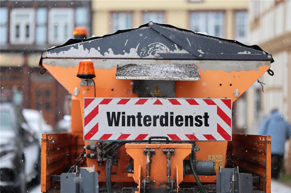 Beide Fahrzeuge mussten nach dem Unfall abgeschleppt werden. (Symbolbild)Matthias Bein/dpa