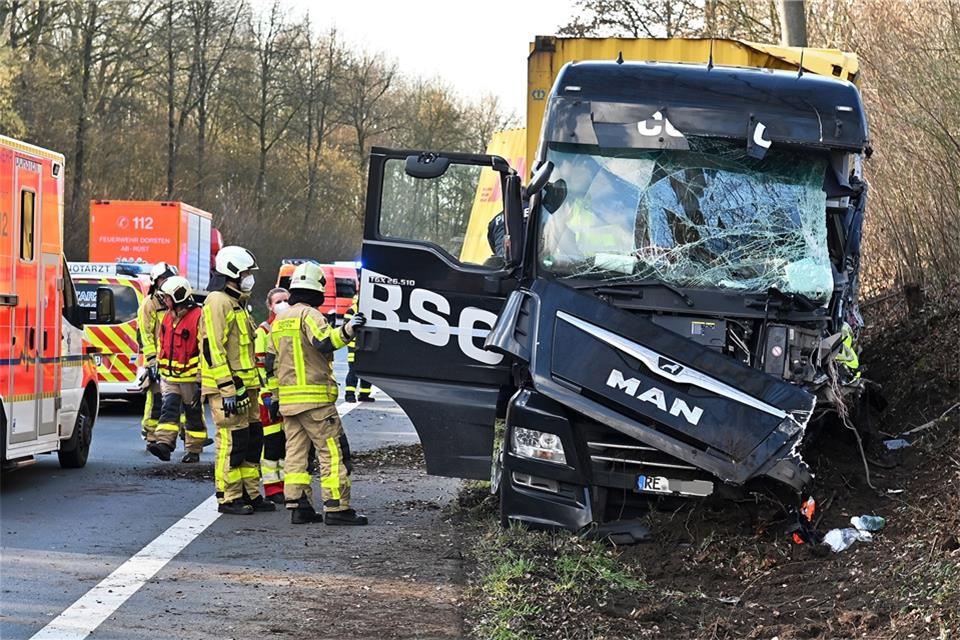 Beide Fahrzeuge wurden bei dem Unfall erheblich beschädigt.