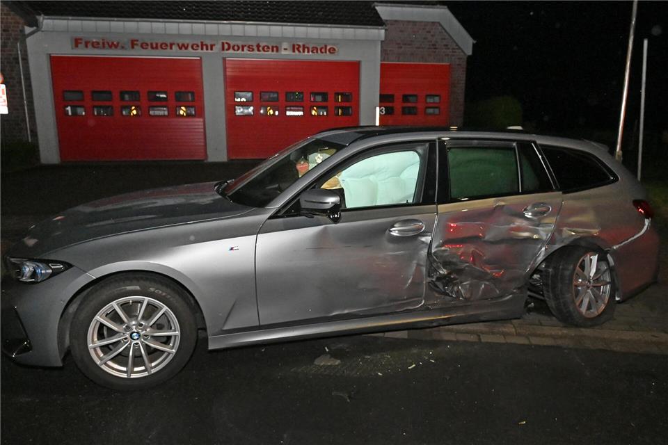 Beide Fahrzeuge wurden bei dem Unfall stark beschädigt und mussten abgeschleppt werden.