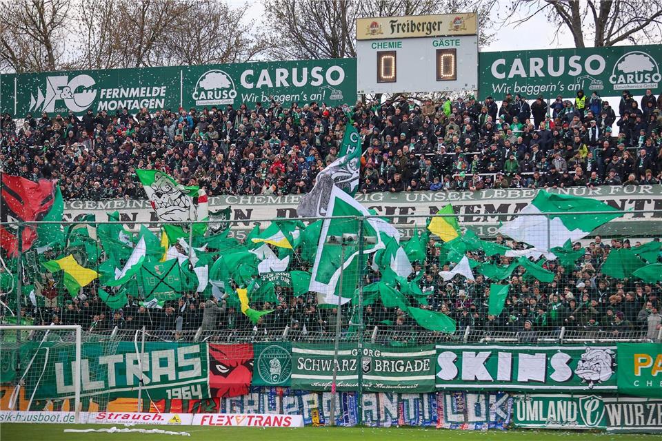 Beide Fanlager zündeten Pyrotechnik. (Archivbild)Jan Woitas/dpa