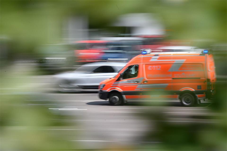 Beide Jugendliche wurde in Krankenhäuser gebracht. (Symbolbild)Sebastian Gollnow/dpa