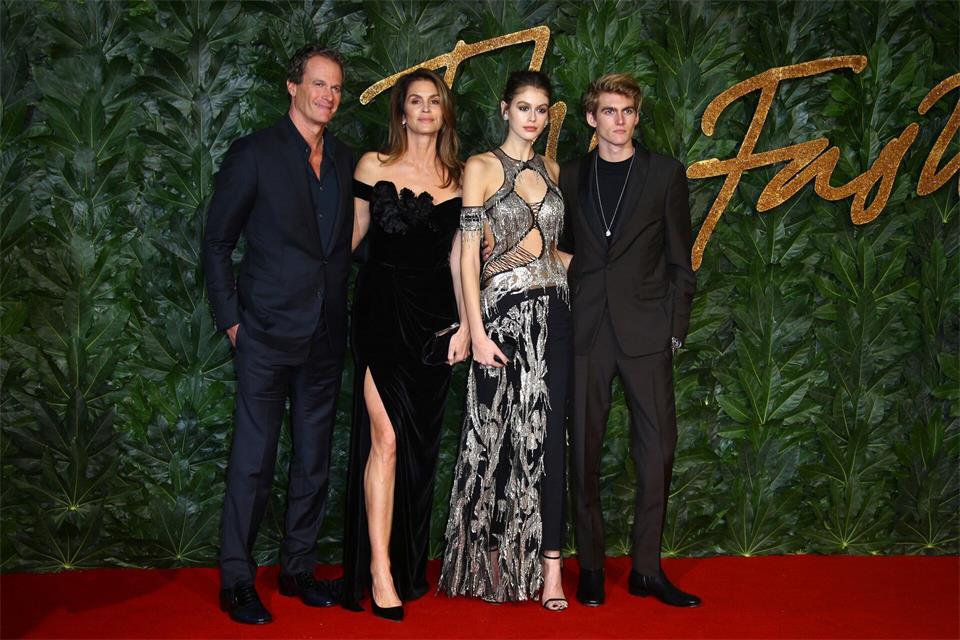 Beide Kinder von Rande Gerber und Cindy Crawford, Kaia und Presley Gerber (von links nach rechts), sind ebenfalls Models geworden. (Archivbild)Joel C Ryan/Invision/AP/dpa