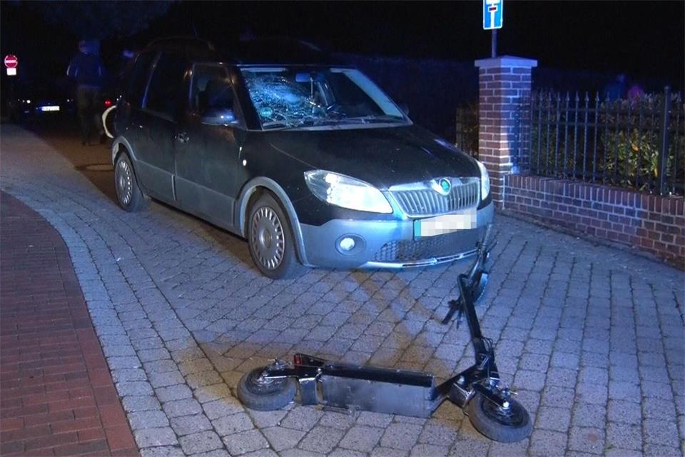 Beide Kinder wurden ins Krankenhaus gebracht.Ulf Zurlutter/Nord-West-Media TV/dpa
