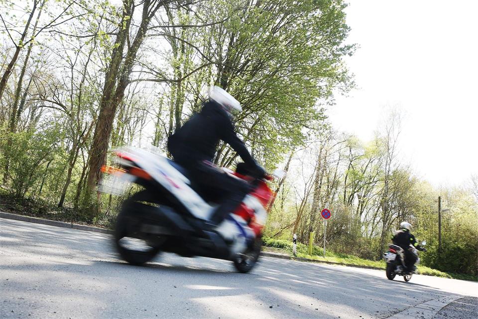 Beide Motorradfahrer kamen mit schwersten Verletzungen ins Krankenhaus. (Symbolbild)Roland Weihrauch/dpa