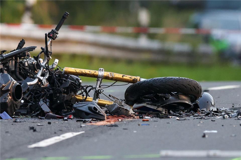 Beide Motorradfahrer starben noch am Unfallort.Christoph Reichwein/dpa