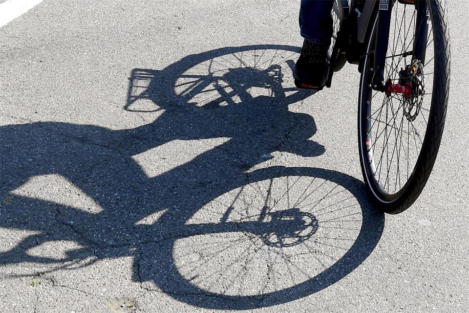Beide Pedelec-Fahrer wurden schwer verletzt. (Symbolbild)Uli Deck/dpa