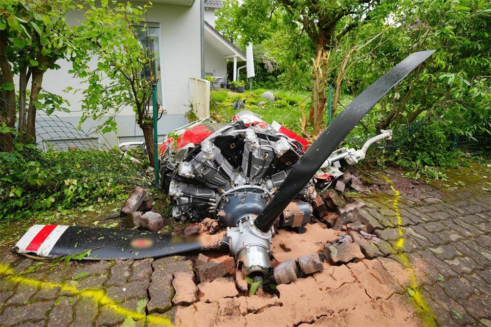 Beide Piloten verfügten über einen Sitzfallschirm, diese wurden ungeöffnet gefunden. (Archivbild)Enrique Kaczor/onw-images/dpa