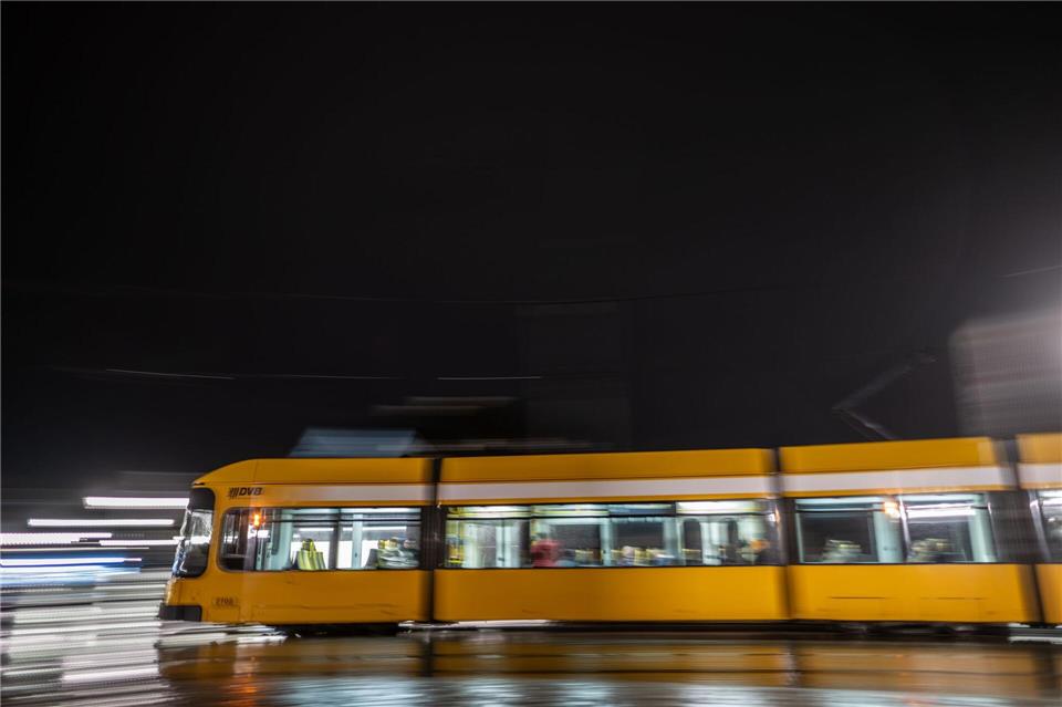 Mann in Straßenbahn mit Messer verletzt - zwei Festnahmen Beide Tatverdächtige wurden nach dem Angriff in der Straßenbahnlinie 12 festgenommen. (Symbolbild)Robert Michael/dpa