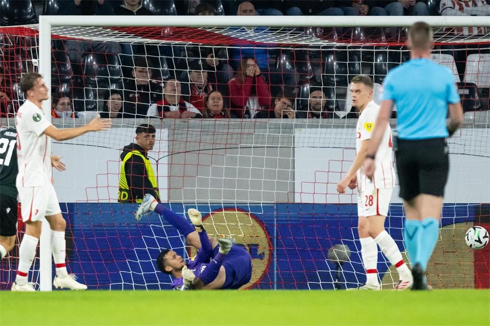 Beim 1:1 machtlos: SC-Torwart Mio Backhaus.Silas Stein/dpa