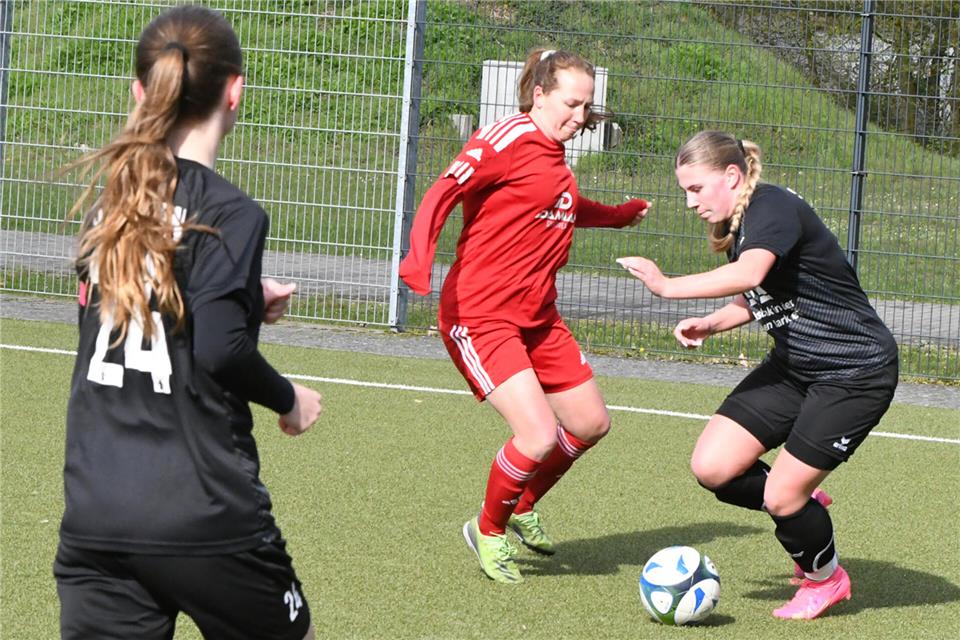 Beim 1:3 gegen den VfB Hüls erzielte Cassandra Kersten (rechts) den einzigen Treffer für den SC Reken.