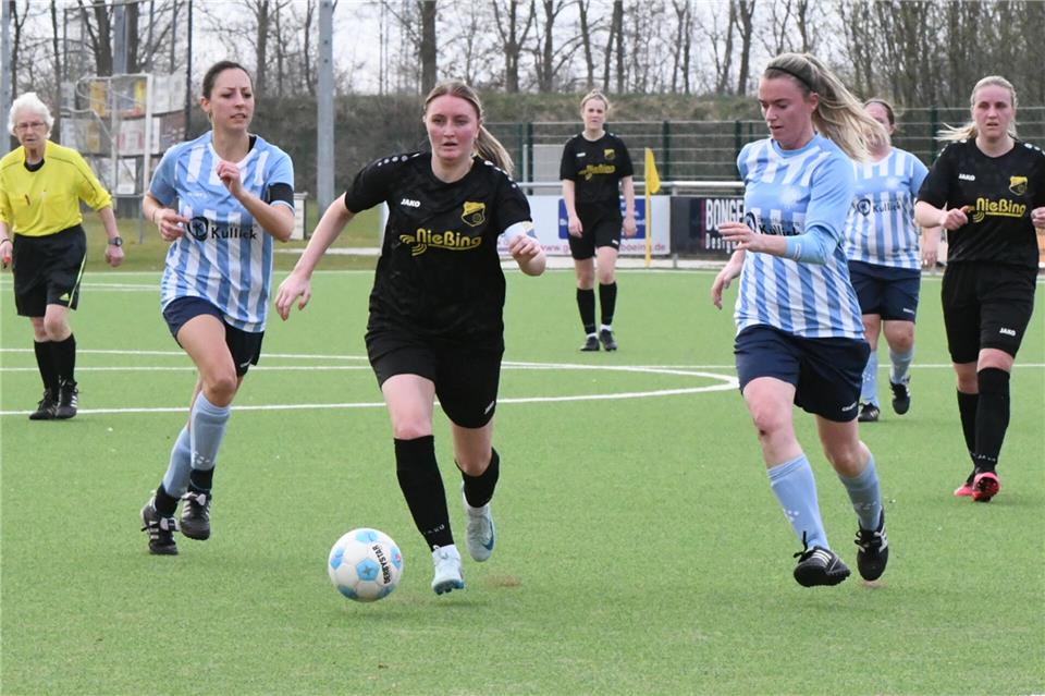 Beim 1:3 in Wanne traf nur Kathrin Müller (mitte) für den FC Marbeck.