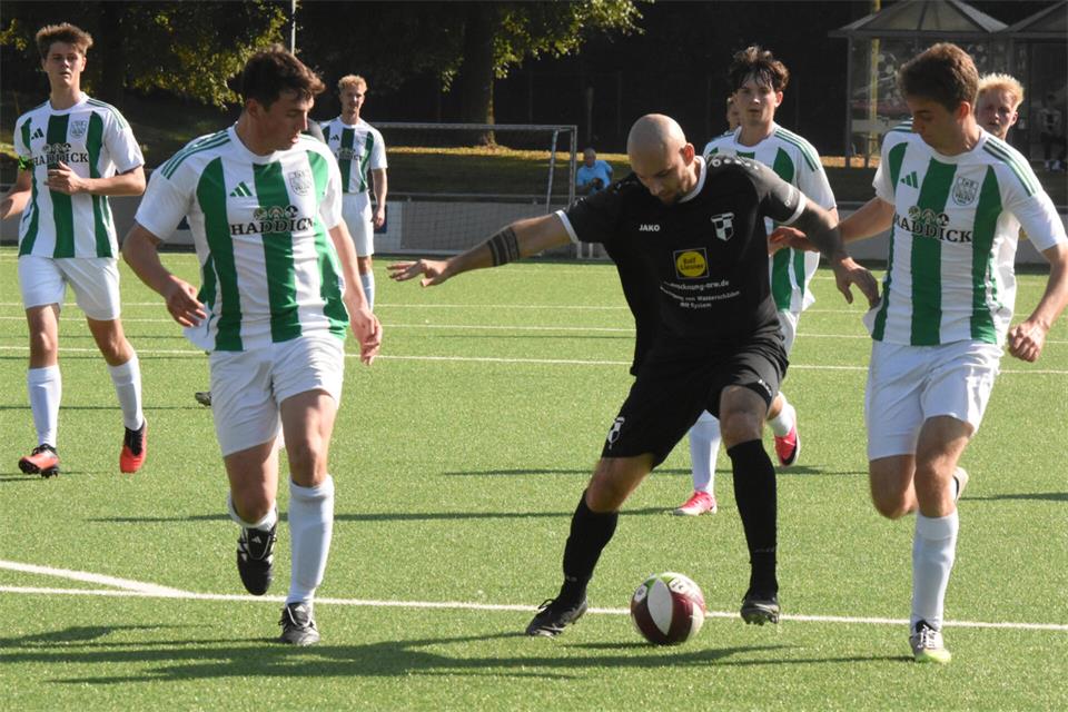 Beim 3:3 gegen den TuS Velen II erzielte Fabian Preuß (am Ball) einen Treffer für die Heidener Reserve.