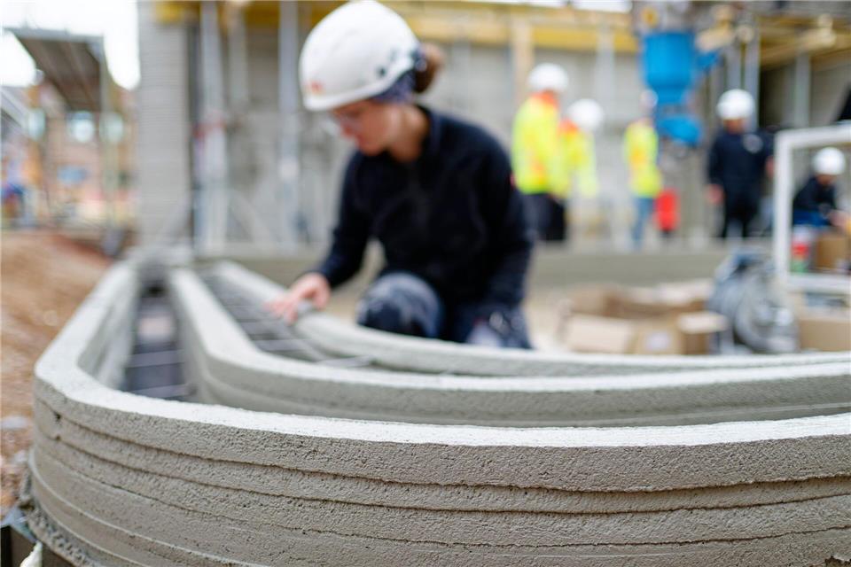 Beim 3D-Gebäudedruck trägt ein Portaldrucker den Beton in Streifen auf – dadurch entstehen die Wände mit einer Rillenoptik. Uwe Anspach/dpa