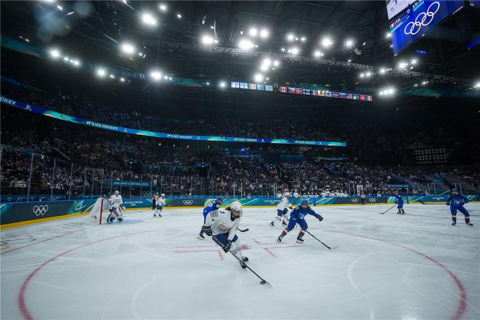 Beim 4:1-Sieg von Italiens Eishockey-Frauen gegen Frankreich feierte die neue Halle in Mailand Olympia-Premiere.DARRYL DYCK/The Canadian Press/AP/dpa