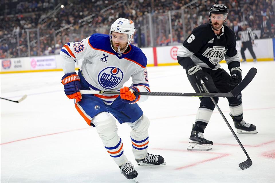 Beim 8:1 gegen die Kings war Draisaitl (l) an vier Treffern beteiligt.Ryan Sun/AP/dpa