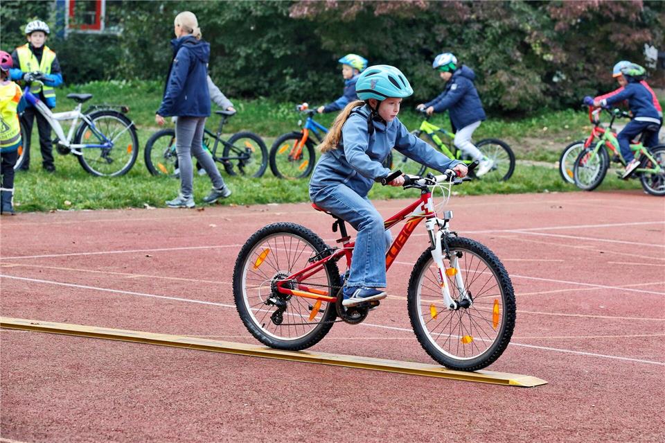 Beim ADAC-Test durften die Kinder im Parcour selbst die Räder ausprobieren und ihre Bewertung abgeben.Ralph Wagner/ADAC/dpa-tmn